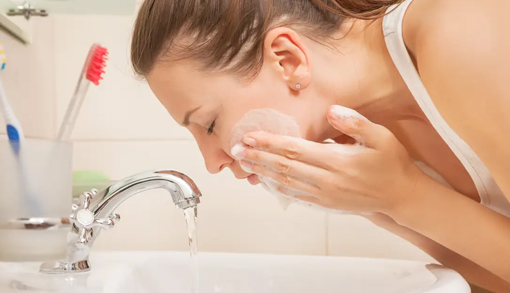 beauty,beauty bad habits,bad beauty habits,not removing makeup,touching your face,bursting the acne,using the old makeup brush,not using sunscreen lotion,washing face with soap,Exfoliate,ironing or styling hair,beauty,beauty tips