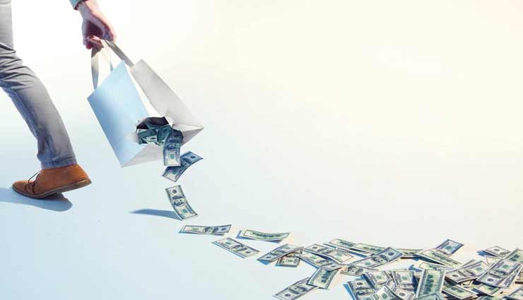 धन की बर्बादी लाती है जीवन में कंगाली, इन उपायों की मदद से लगाए इस पर रोक