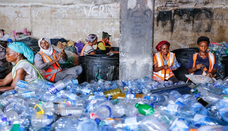 इस स्कूल में फीस के तौर पर ली जाती हैं बेकार प्लास्टिक की बोतलें, कारण ला देगा चहरे पर मुस्कान weird school,nigeria school,morit international school,wastage plastic bottles as school fees