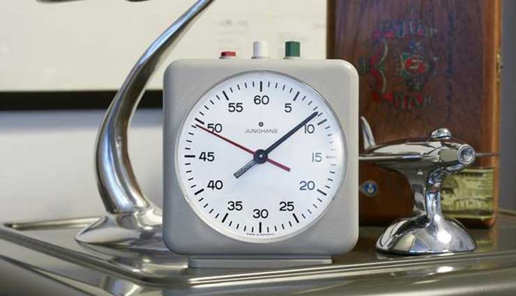 घर में रखी एक बंद घड़ी ला सकती है आपके जीवन में ठहराव, जाने कितना पहुचाती है नुकशान