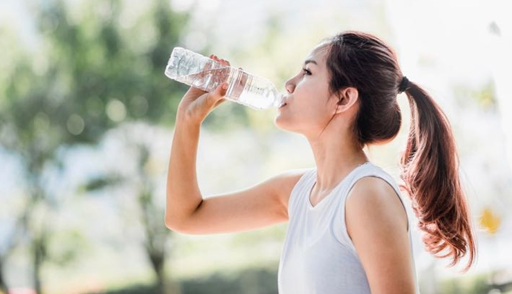 5 Signs That Tell You Are Not Drinking Enough Water
