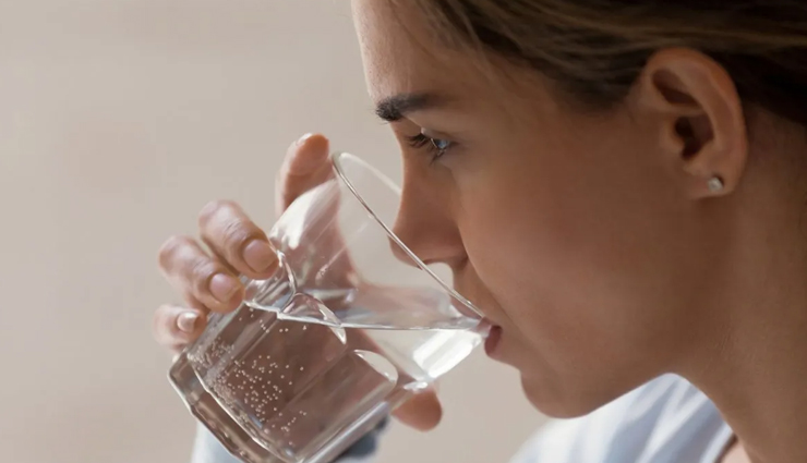 दिन की शुरुआत करें गुनगुने पानी के साथ, मिलेंगे सेहत को ये गजब के फायदे 