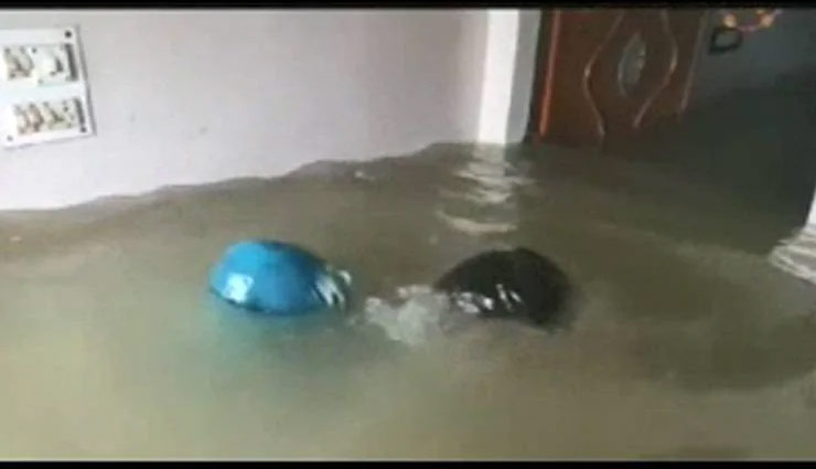 couple,flood,house,swim,prayagraj,viral pics,weird news in hindi