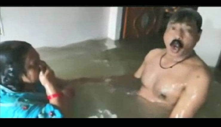 couple,flood,house,swim,prayagraj,viral pics,weird news in hindi
