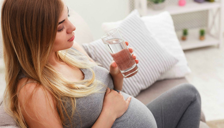 प्रेग्‍नेंसी के दौरान पानी पीने से जुड़ी यह गलती ना बन जाए आपके लिए आफत, बच्चे की सेहत पर भी भारी