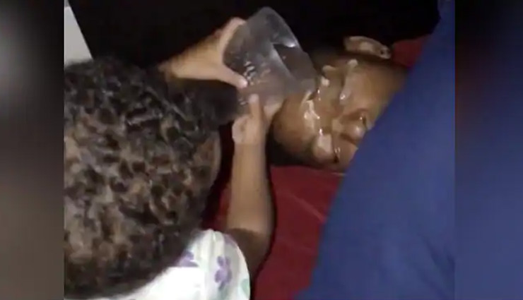 गहरी नींद में सो रहे पिता के मुंह पर छोटी बच्ची ने डाला पानी, घबराकर उठा शख्स और फिर... वीडियो हुआ वायरल