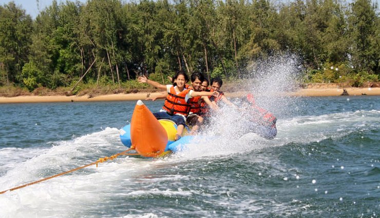 enjoy in goa,things to do in goa,goa travel,basilica of bom jesus,goa cruise,dolphin watching goa,goa water sports,anjuna flea market,goa attractions,goa itinerary