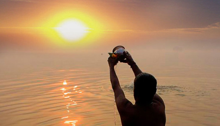 offering water to lord sun,benefits of offering water to sun,astrology,astro tips,astrology tips ,सूर्य देवता कि आराधना, सूर्य को जल देने कि विधि