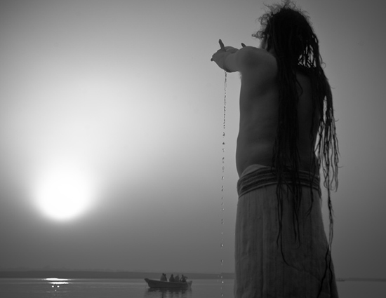 सूर्य देवता को अर्घ्य देने की सही विधि, यहाँ पढ़िए 