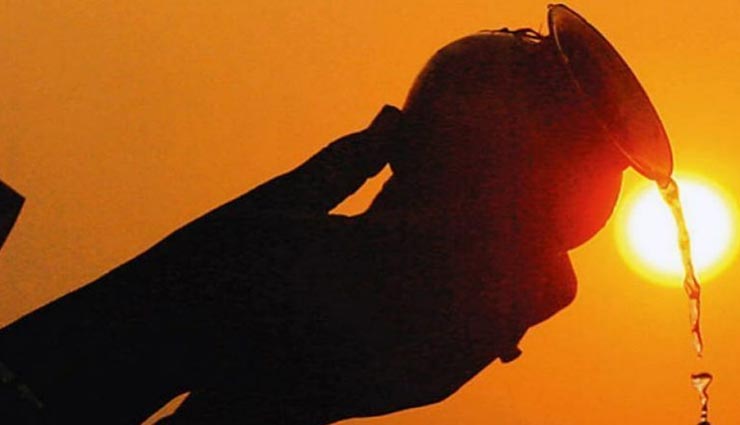 पाना चाहते हैं सूर्यदेव की कृपा, अर्घ्य देते समय जल में जरूर मिलाएं ये चीजें