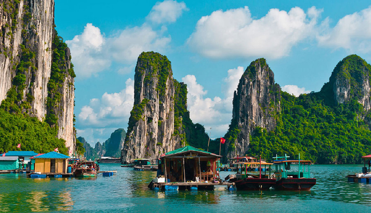 water towns in the world,ko panyi,thailand,halong bay floating village,vietnam,giethoorn,netherland,uros floating village,peru,wuzhen,china,kampong ayer,brunei