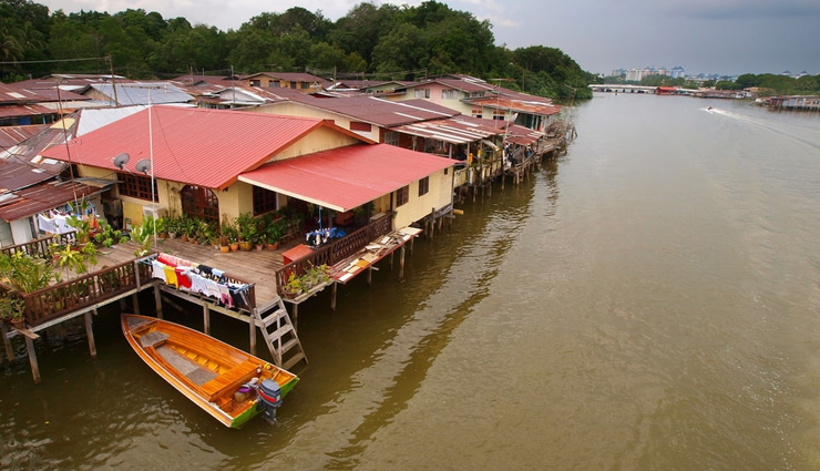 water towns in the world,ko panyi,thailand,halong bay floating village,vietnam,giethoorn,netherland,uros floating village,peru,wuzhen,china,kampong ayer,brunei