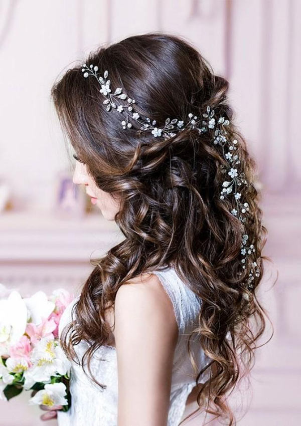 पार्टी में लगे COOL इन ट्रेंडिंग Hairstyle से hair styles,flower decoration in hairs,flowers accessories for hair,fashion tips,fashion trends
