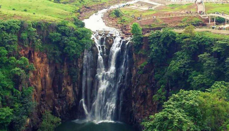 5 Beautiful Waterfalls To Visit in Northeast India