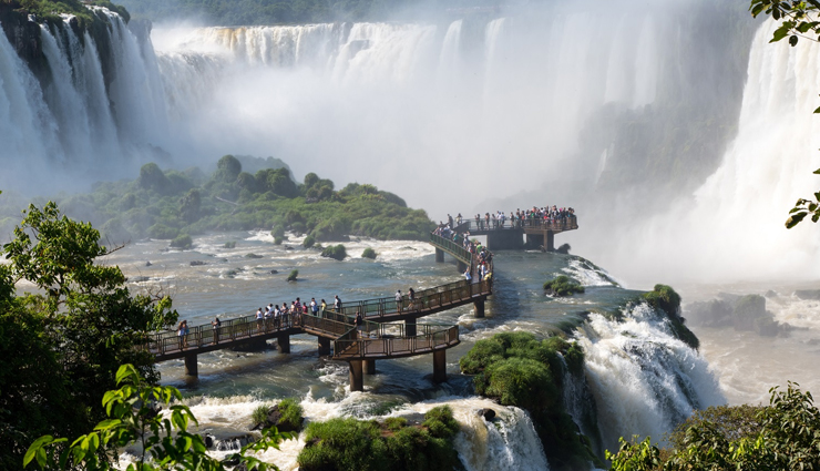 beautiful waterfalls,beautiful waterfalls in the world,iguazu falls,gullfoss or golden falls,iceland,niagara falls,new york,usa and ontario,canada,victoria falls,zimbabwe and zambia,yosemite falls,yosemite,california,plitvice falls,croatia