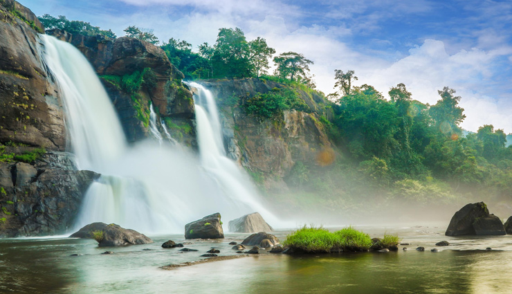 मॉनसून सीजन में जरूर लें भारत के इन खूबसूरत वाटरफॉल्स पर घूमने का मजा 