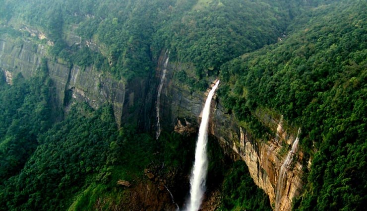 5 Beautiful Waterfalls To Visit in North East India