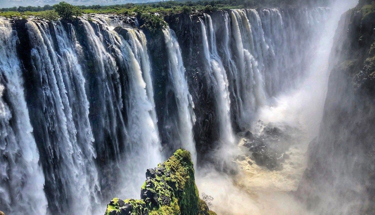 beautiful waterfalls,beautiful waterfalls in the world,iguazu falls,gullfoss or golden falls,iceland,niagara falls,new york,usa and ontario,canada,victoria falls,zimbabwe and zambia,yosemite falls,yosemite,california,plitvice falls,croatia