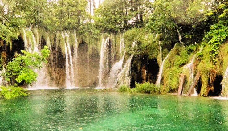 beautiful waterfalls,beautiful waterfalls in the world,iguazu falls,gullfoss or golden falls,iceland,niagara falls,new york,usa and ontario,canada,victoria falls,zimbabwe and zambia,yosemite falls,yosemite,california,plitvice falls,croatia