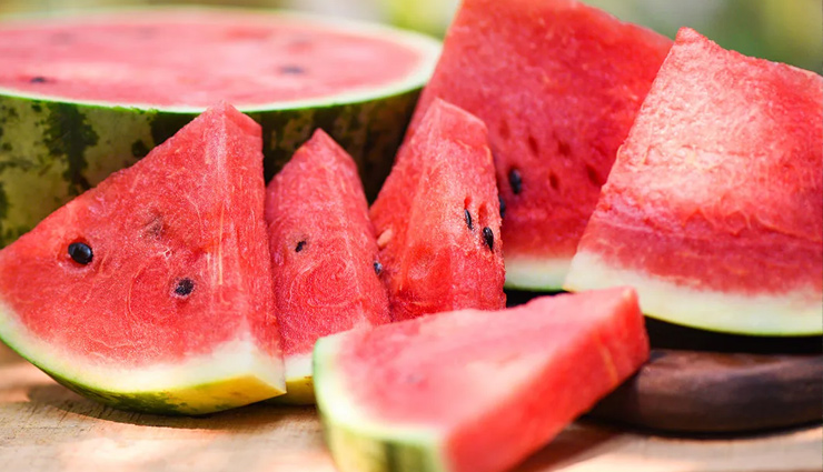 foods for youthful skin,anti-aging diet choices,youthful skin foods,anti-aging superfoods,foods that promote youthful appearance,skin-friendly anti-aging foods,best anti-aging diet options,foods to reduce wrinkles,anti-aging nutrition tips,healthy aging foods