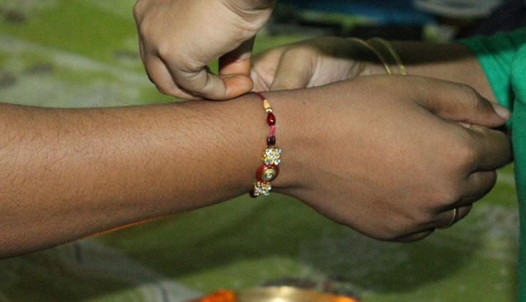 Rakhi 2018 : रक्षाबंधन के इस पावन पर्व पर इस तरह बांधे भाई को राखी 