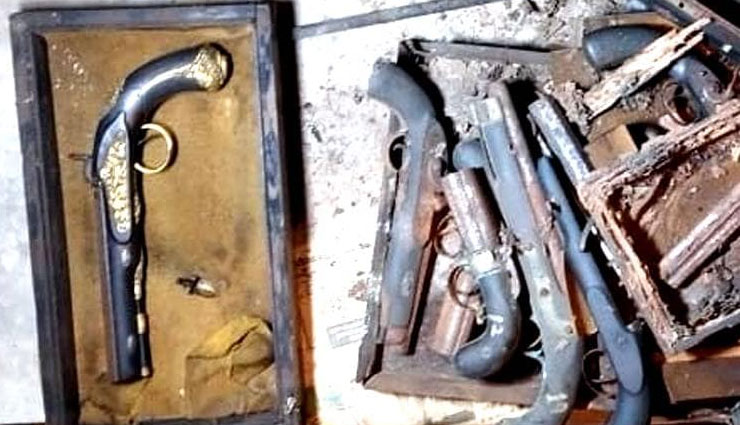 46 साल बाद नवाब का जखीरा खुला तो उड़े होश, सोने-चांदी जड़ित हथियार मिले