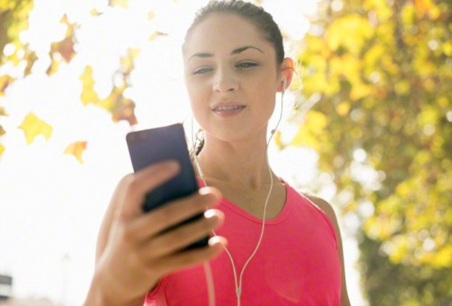 ईयरफोन का ज्यादा इस्तेमाल बना सकता है आपको बहरेपन का शिकार, जानें इससे होने वाले नुकसान के बारे में side effects of wearing earphones,Health tips,earphones