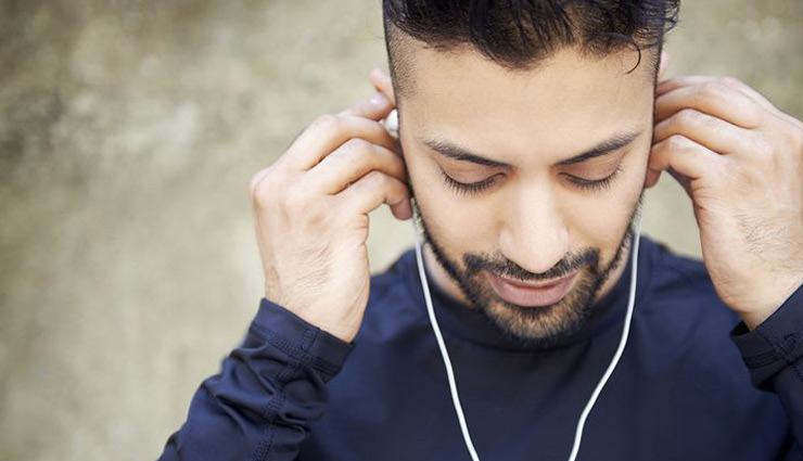 ईयरफोन का ज्यादा इस्तेमाल बना सकता है आपको बहरेपन का शिकार, जानें इससे होने वाले नुकसान के बारे में 