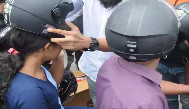 भरतपुर : दुपहिया वाहन खरीदने वालों के लिए अच्छी खबर, ग्राहक को निशुल्क मिलेगा हेलमेट