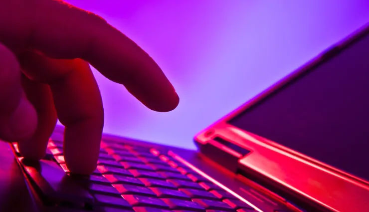 नाबालिग लड़कियों को फंसाकर बनाई जा रही है अश्लील फ़िल्में, बरामद हुए 22000 वीडियो