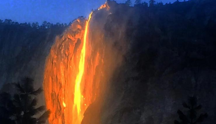 weird news,weird waterfall,yosemites waterfall,waterfall in california,waterfall of fire ,अनोखी खबर, अनोखा झरना, आग का झरना, योसेमिटी झरना, कैलिफोर्निया का झरना