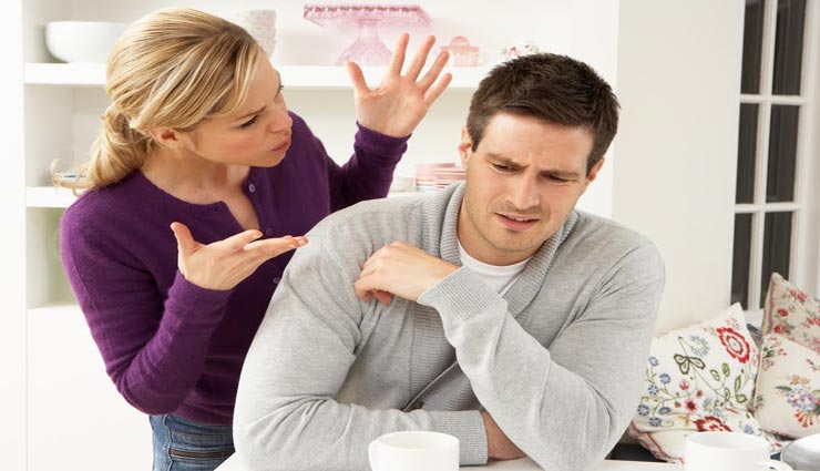 ये आदतें दर्शाती है गर्लफ्रेंड का चिपकूपन, बनती है बॉयफ्रेंड से दूरियों की वजह