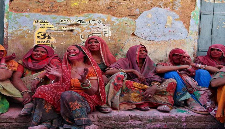 Holi Special 2019: इस गाँव में पुरुषों की गैरमौजूदगी में महिलाएं खेलती है होली, मर्दों को इसकी मनाही 