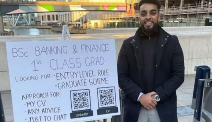 नौकरी नहीं मिली तो शख्स ने लगा डाला रेलवे स्टेशन पर अपने रेज्यूमे का पॉप-अप स्टैंड 