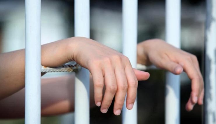 फेसबुक पर सौतन को घोड़ी बोलना पड़ा भारी, 45 लाख के जुर्माने के साथ मिली 2 साल की जेल