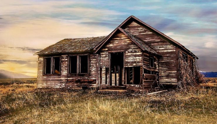 नौ साल तक तहखाने में छिपकर किया दुनिया खत्म होने का इंतजार weird news,weird incident,end of world,family in underground place