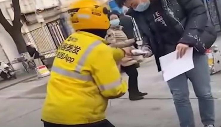 लड़की ने की प्रेमी के चहरे पर चाय फेंकने की अजीब रिक्वेस्ट, डिलीवरी ब्वॉय ने दिया अंजाम