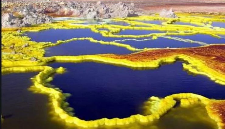 दुनिया की ऐसी अनोखी सतरंगी जगह जहां पानी होने के बाद भी जीवन नहीं