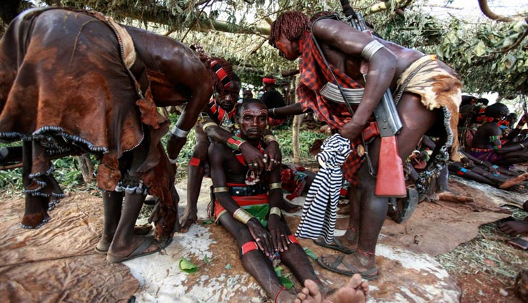 यहां शादी के बाद पीना पड़ता है दूल्हे को खून, वो भी सूअर का