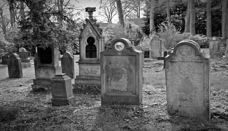 weird news,weird incident,hattel alan,grave in cemetery,scotland news