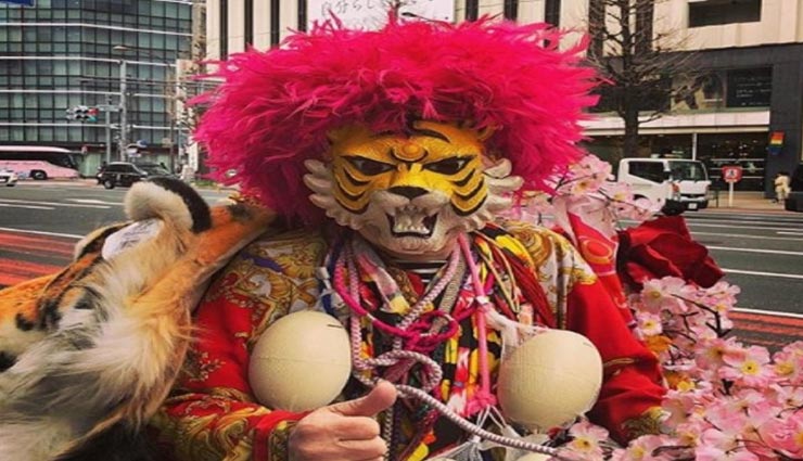 weird news,weird incident,weird person,shinjuku tiger tokyo,tiger mask for 45 years ,अनोखी खबर, अनोखा मामला, अनोखा व्यक्ति, टोक्यो का योशीरो हरदा, 45 साल से बाघ का मास्क