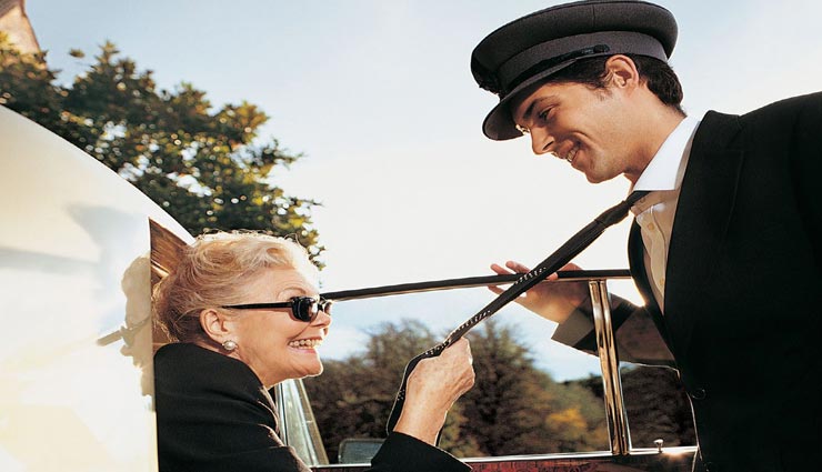 आखिर क्यों लड़के पड़ जाते है बड़ी उम्र की महिलाओं के प्यार में, जानें कारण 