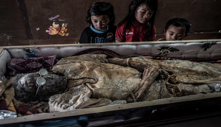 आखिर क्यों निकाली जाती हैं यहां हर तीन साल में कब्र से लाशें, सच्चाई जान रह जाएंगे हैरान