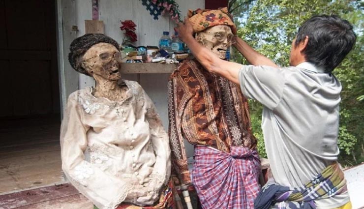 अंतिम संस्कार की ऐसी अनोखी परंपराएं जो होश उड़ा दे, विश्वास कर पाना भी मुश्किल weird news,weird death ritual,weird funeral traditions