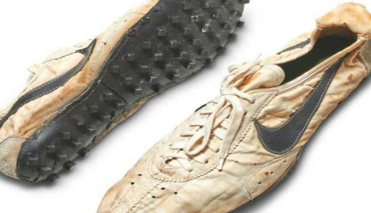 47 साल पुराने इन जूतों की कीमत इतनी कि खरीद सकें एक आलिशान बंगला weird news,weird shoes,rare nike shoe,shoes of 3 crore