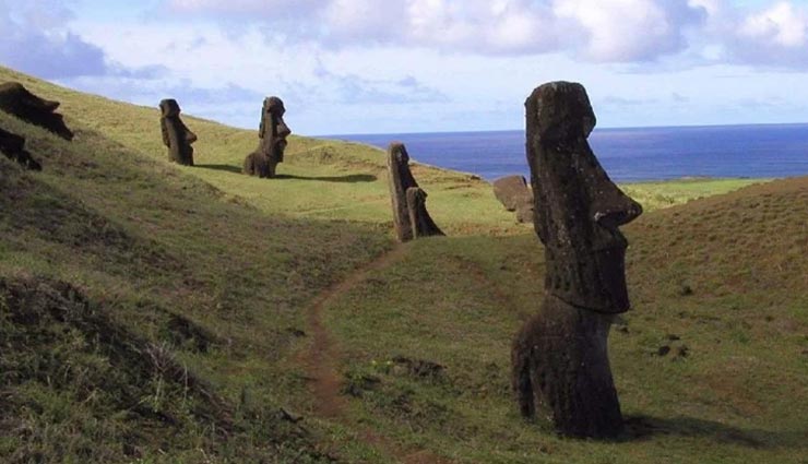 आखिर कहाँ से आई इस वीरान आइलैंड पर 900 रहस्यमय मूर्तियां? weird news,weird place,easter island,statues moai,mysterious place