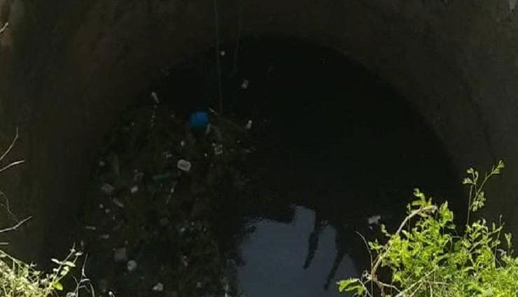 कुआं जिसमें पानी की जगह निकलने लगे बैग्स, एलईडी टीवी, कैमरा, आधार कार्ड, देखने वालों की लगी भीड़