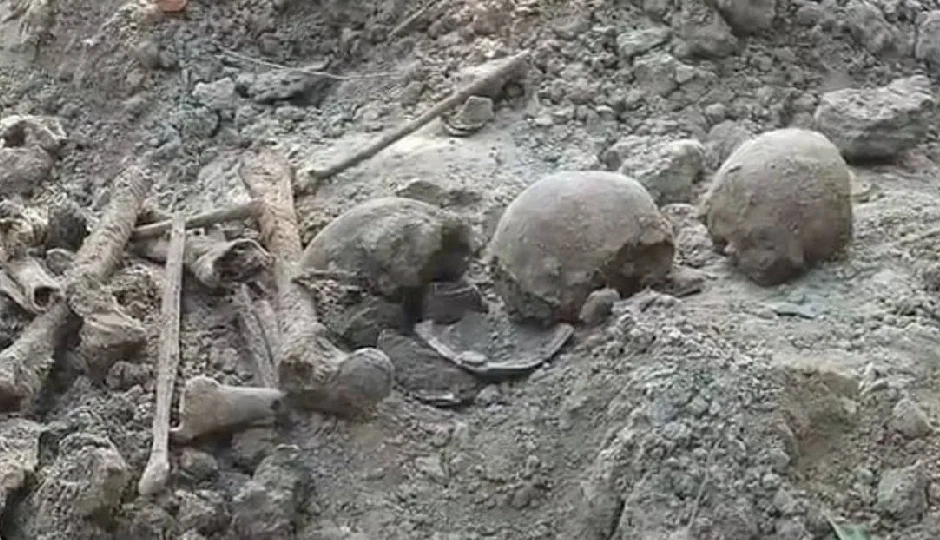 बंगाल में सनसनी: पूर्व माकपा नेता के पुराने घर में खुदाई के दौरान मिले मानव कंकाल, पानी की टंकी से भी मिली सड़ी लाश—क्षेत्र में दहशत, पुलिस चौकन्नी