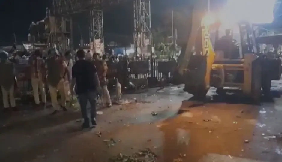 हावड़ा स्टेशन के बाहर चला प्रशासन का बुलडोजर, एक ही कार्रवाई में ढह गईं कई अवैध दुकानें