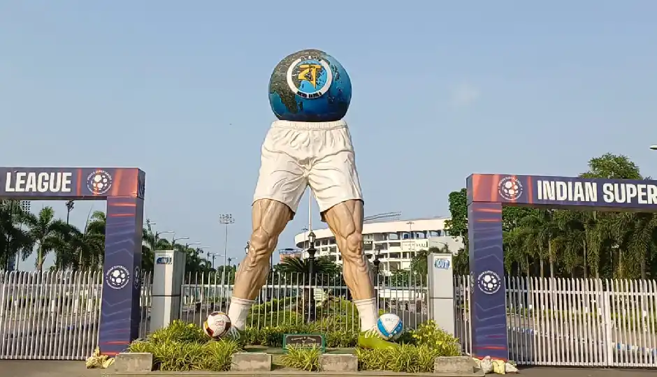पश्चिम बंगाल में साल्ट लेक स्टेडियम के बाहर विवादित मूर्ति हटाई गई, ममता बनर्जी से जुड़ा था डिजाइन; खेल मंत्री ने बताया ‘बेतुका’ ढांचा